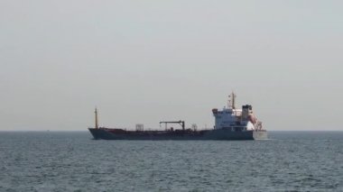 Konteynır Kargo Gemisi Yaz günü Denizde