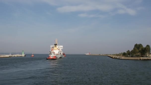 Nave Carico Container Con Rimorchiatore Barca Ausiliaria Esce Dal Porto — Video Stock