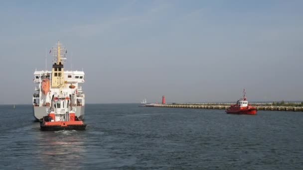Container Cargo Ship Met Tugboat Auxiliary Boat Gaat Uit Van — Stockvideo