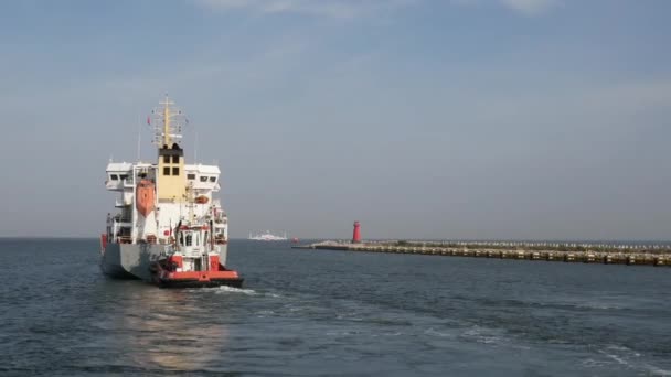 Containerschiff Mit Schlepper Oder Hilfsboot Fährt Sommertag Vom Hafen Aufs — Stockvideo