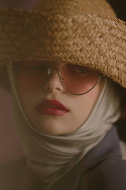 Bir saman şapka genç güzel sarışın kız