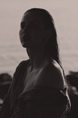 Islak saç ve hafif makyaj ile gölde genç güzel esmer