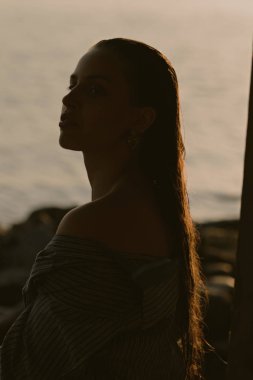 Islak saç ve hafif makyaj ile gölde genç güzel esmer