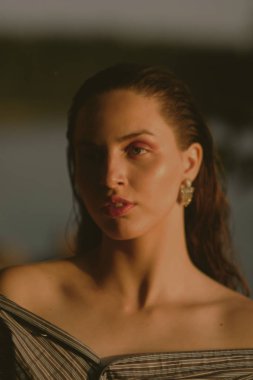 Islak saç ve hafif makyaj ile gölde genç güzel esmer