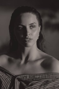 Islak saç ve hafif makyaj ile gölde genç güzel esmer