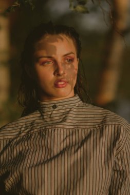 Islak saç ve hafif makyaj ile gölde genç güzel esmer