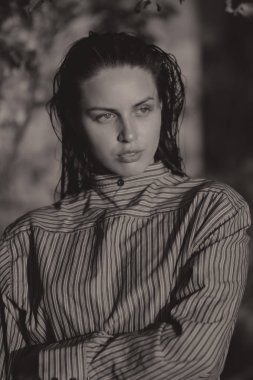 Islak saç ve hafif makyaj ile gölde genç güzel esmer