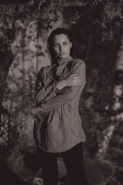 Islak saç ve ışık ile gölde genç güzel esmer mak