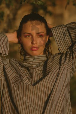 Islak saç ve ışık ile gölde genç güzel esmer mak