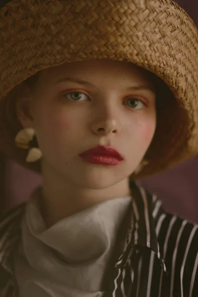 Joven chica rubia hermosa en un sombrero de paja — Foto de Stock