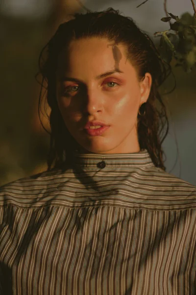 Islak saç ve hafif makyaj ile gölde genç güzel esmer