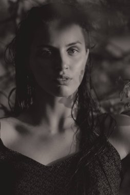 Islak saç ve ışık ile gölde genç güzel esmer mak