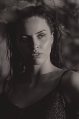 Islak saç ve ışık ile gölde genç güzel esmer mak