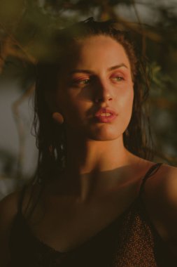 Islak saç ve ışık ile gölde genç güzel esmer mak