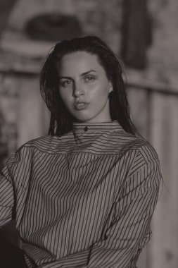 Islak saç ve ışık ile gölde genç güzel esmer mak