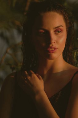 Islak saç ve ışık ile gölde genç güzel esmer mak