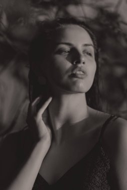 Islak saç ve ışık ile gölde genç güzel esmer mak