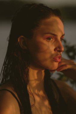 Islak saç ve ışık ile gölde genç güzel esmer mak