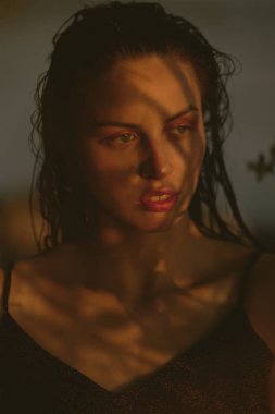 Islak saç ve ışık ile gölde genç güzel esmer mak