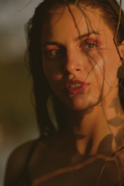 Islak saç ve ışık ile gölde genç güzel esmer mak