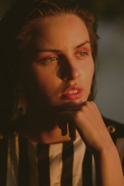 Islak saç ve ışık ile gölde genç güzel esmer mak