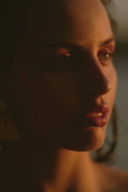 Islak saç ve ışık ile gölde genç güzel esmer mak