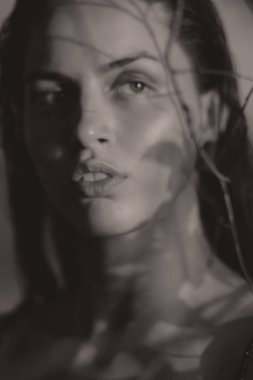 Islak saç ve ışık ile gölde genç güzel esmer mak