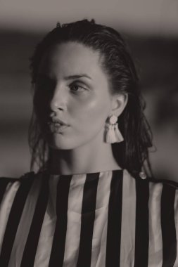 Islak saç ve ışık ile gölde genç güzel esmer mak