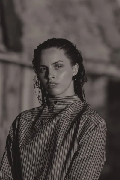 Islak saç ve ışık ile gölde genç güzel esmer mak