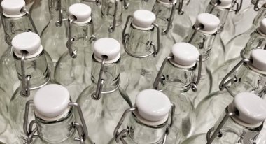 çok sayıda şeffaf şişe