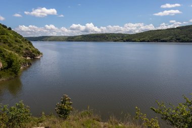Yaz manzarası yüksek bankadan Dinyester Nehri'nin geniş ovasına açılır. Karşı bankaüzerinde ufukta beyaz bulutlar ile mavi gökyüzü. Ukrayna.