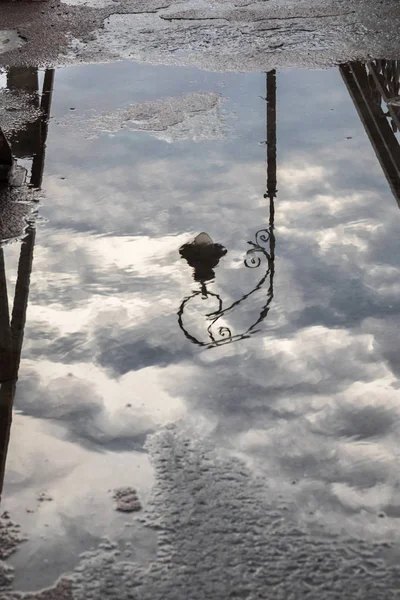 Egy Utcai Lámpa Egy Felhős Tükröződik Egy Pocsolya Egy Aszfalt — Stock Fotó