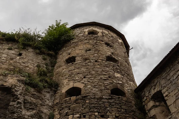 Torre Medieval Piedra Con Lagunas Fondo Cielo Oscuro Complejo Edificios —  Fotos de Stock