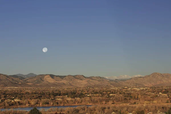 ロッキー山脈に満月の設定 — ストック写真