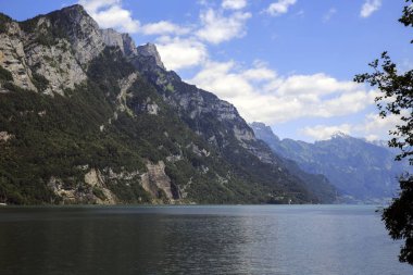 Lake Walen İsviçre yaz görünümünü 