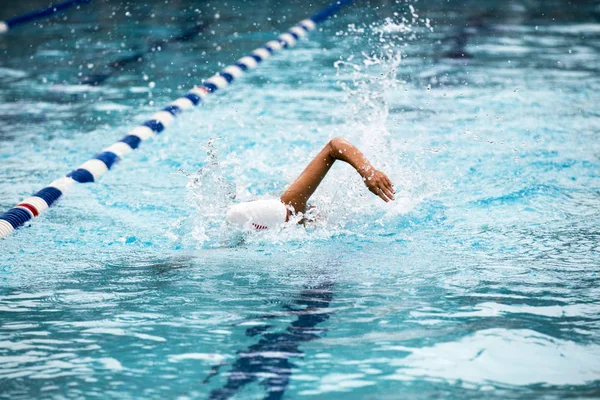 游泳比赛中的青少年女性游泳运动员 — 图库照片