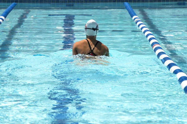 游泳比赛中的青少年女性游泳运动员 — 图库照片