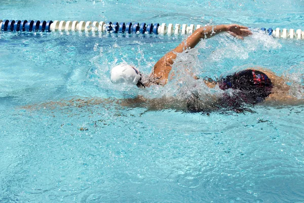 Teenager Schwimmerin Bei Einem Schwimmmeeting — Stockfoto