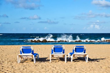 St. Kitts bozulmamış Caribbean beach plaj sandalyeleri ve okyanus arka plan ile