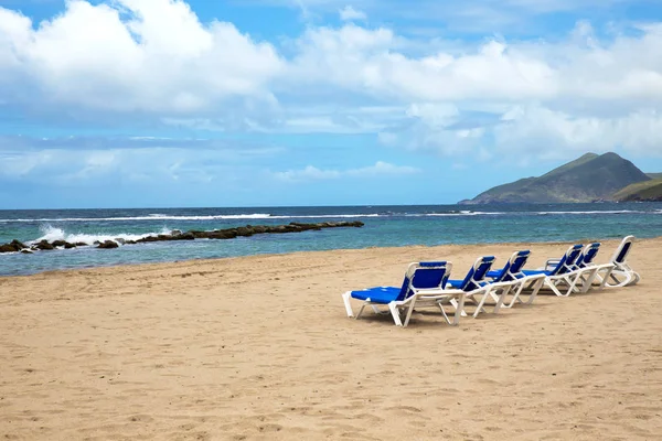 Ongerepte Caribische Strand Kitts Met Strandstoelen Oceaan Achtergrond — Stockfoto