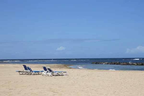 Ongerepte Caribische Strand Kitts Met Strandstoelen Oceaan Achtergrond — Stockfoto