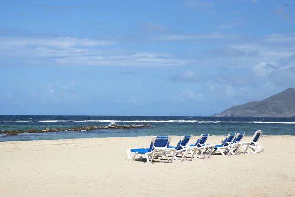 Ongerepte Caribische Strand Kitts Met Strandstoelen Oceaan Achtergrond — Stockfoto