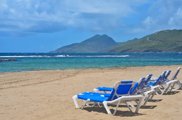 Ongerepte Caribische Strand Kitts Met Strandstoelen Oceaan Achtergrond — Stockfoto