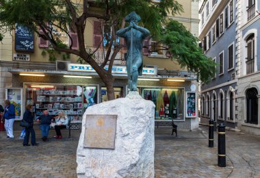 Gibraltar, Avrupa - Aralık 2017: İnsanlar Nelson heykeli gözlemlemek bir İngiliz denizaşırı toprakları ve burun, İspanya'nın güney kıyısında, Europe Gibraltar Trafalgar Meydanı - olduğunu