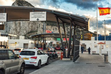 Gibraltar, Avrupa - Aralık 2017: Gümrük denetim noktası Lalinea şehirdeki İspanyol sınırında. Kaya, arka plan - Cebelitarık İngiliz bölgesi nezaret