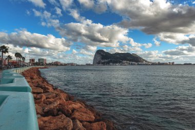 Gibraltar, Avrupa - Aralık 2017: Cebelitarık rock gezinti İspanyolca La Linea Kasaba, görünüm.