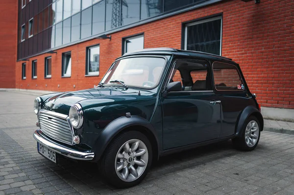 Riga, Letonya - Eylül 2018: Mini Cooper araba kırmızı tuğla duvara yakın park edilmiş kalıyor.