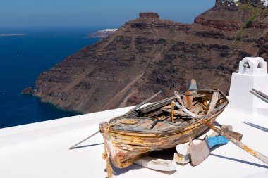 Kırık eski ahşap evi, çatısı teknede bulunan Santorini Island, Yunanistan