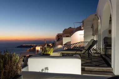 Santorini Island, Yunanistan volkanik caldera yukarıda güzel gün batımı