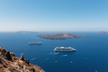 Yolcu gemilerine Santorini Island, Yunanistan volkanik caldera içinde demirli kalıyorsun